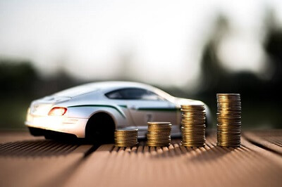 La reprise d'un ancien véhicule chez un professionnel Une voiture et des pieces de monnaie