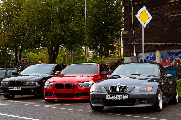 cote bmw Des BMW sur un parking