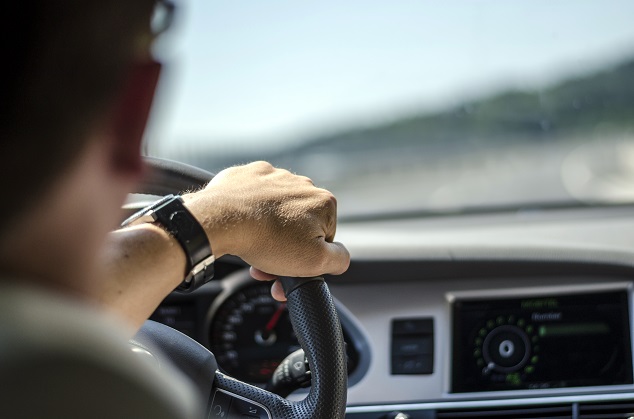 Un homme conduit une voiture