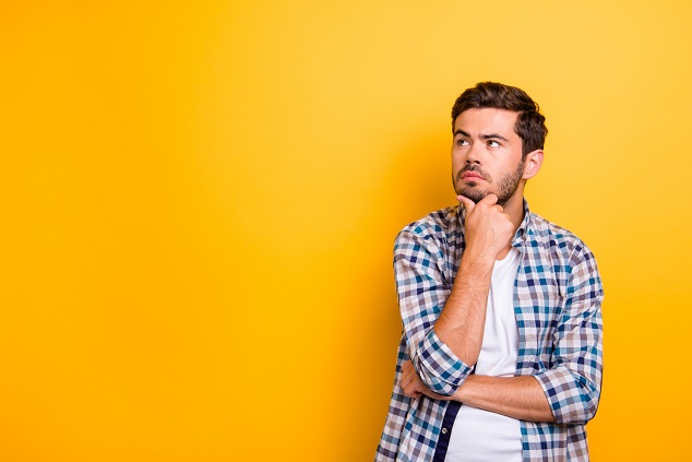 Un homme devant un mur jaune Un homme devant un fond jaune