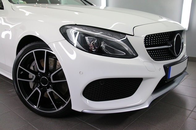 Une Mercedes blanche Une Mercedes blanche