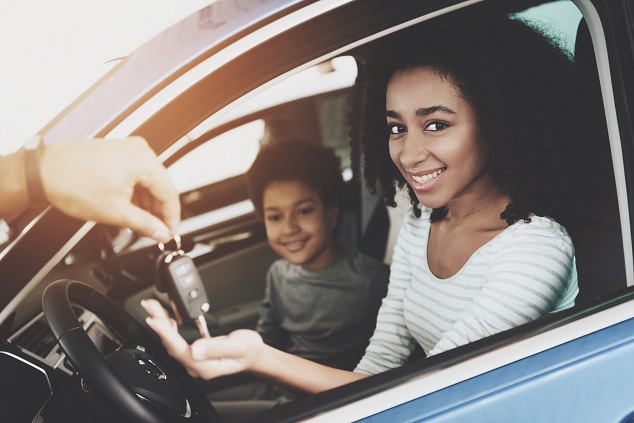 famille dans voiture