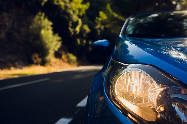 Une renault bleu sur la route