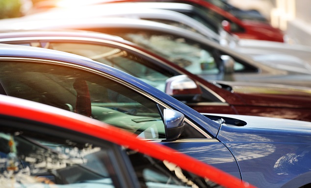 rachat renault Une rangée de voitures