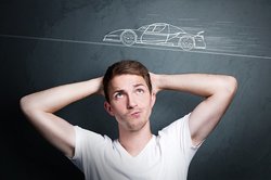 Un homme devant un tableau cote voiture