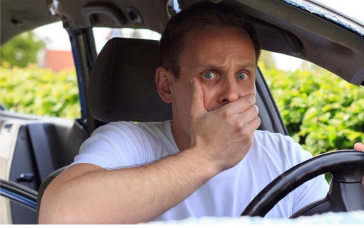 Un homme est choqué dans sa voiture sources danger au volant